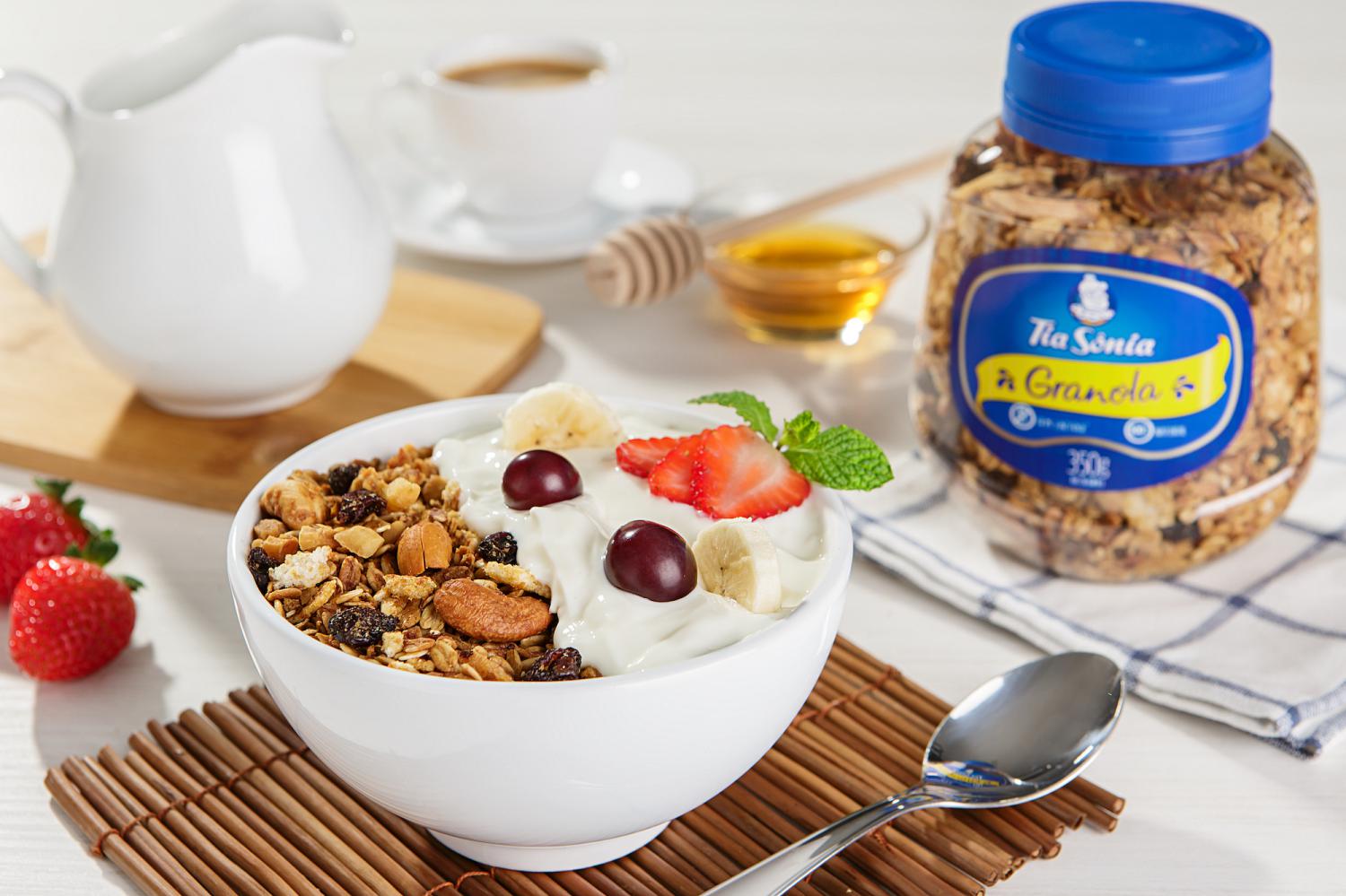 mesa de café da manhã saudável com granola